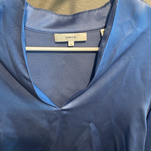 Vince Camilo Women’s Blue Silk Split Neckline Button Cuff Blouse Top Size Small - Picture 2 of 3